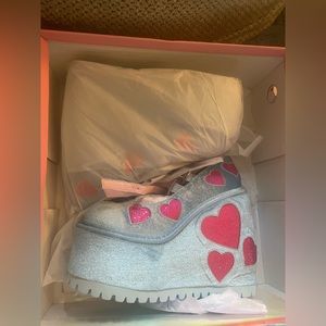 Brand New Sugar Thrillz Dollskill Size 8 Velvet Heart Wedges
